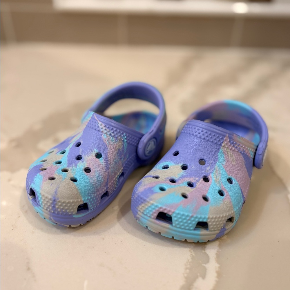 Crocs | Purple and Blue Marble Classic Clogs | Toddler Size 6